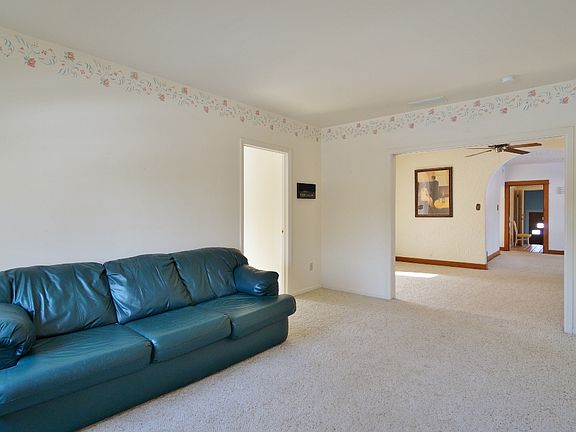 3rd image of 105 Little Ct