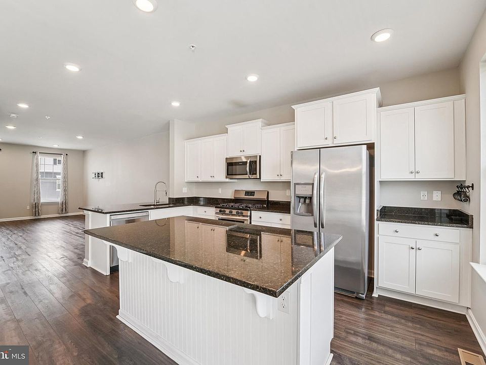 1st image of 2070 Hinshaw Dr