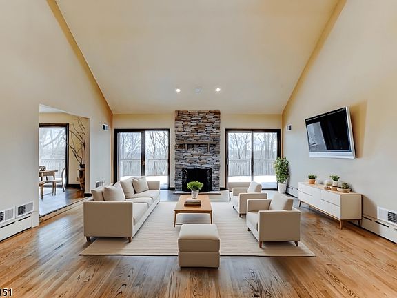 4th image of 737 Ridge Rd