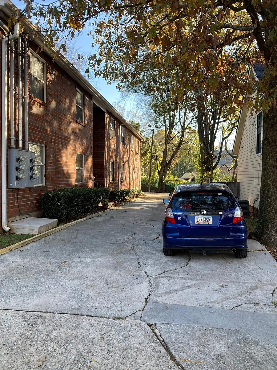 Driveway and off street parking. - 36 Howell St SE #5