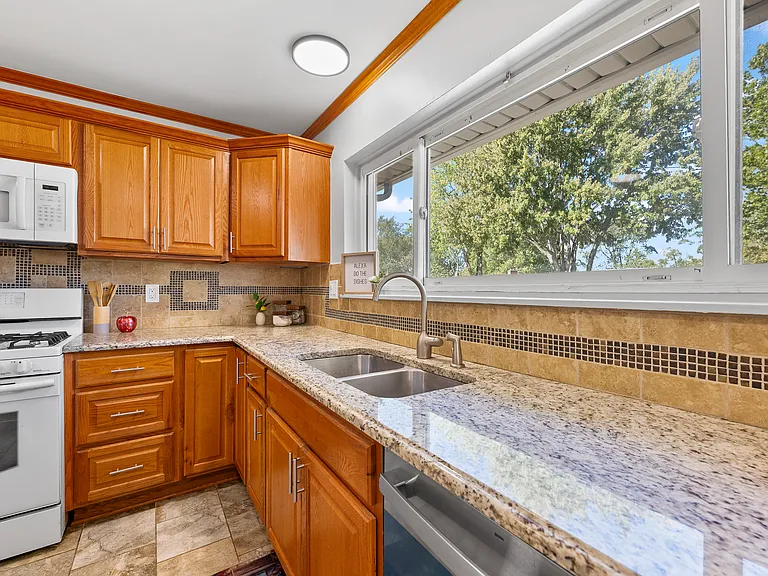 2268 Serra Dr — Photo 28