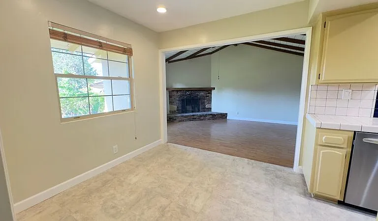 403 Lupin Ln — Photo 6