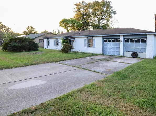 109 Honeysuckle Dr, Baytown, TX 77520