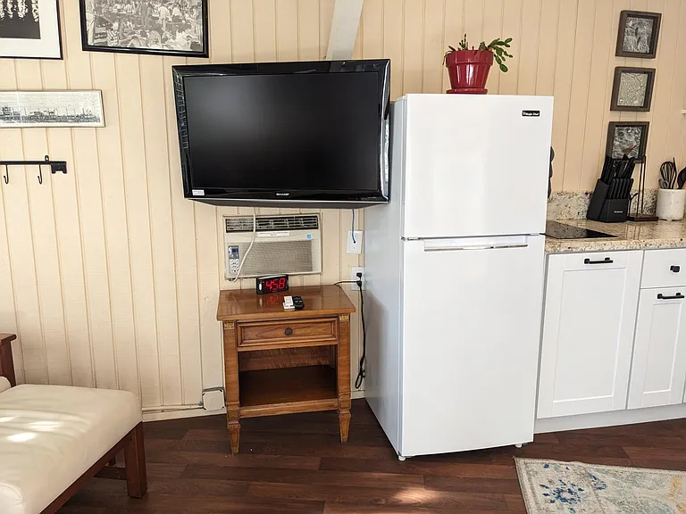 10 cft fridge, ac and tv on swing arm