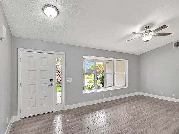 4th image of 843 Azalea Dr