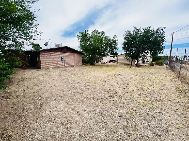 513 W Henry St — Photo 14