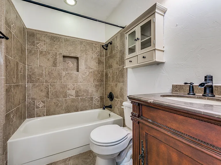 1607 Heather Glen Ct — Photo 9