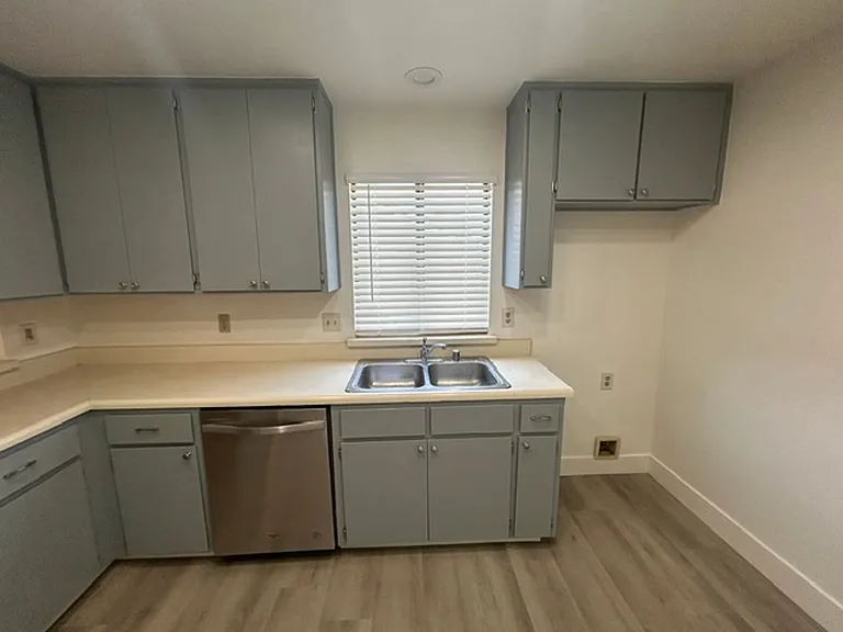 1136 W Damron Ave — Photo 6