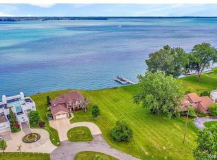 17505 Parke Ln, Grosse Ile, MI 48138