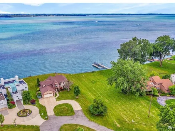 17505 Parke Ln, Grosse Ile, MI 48138