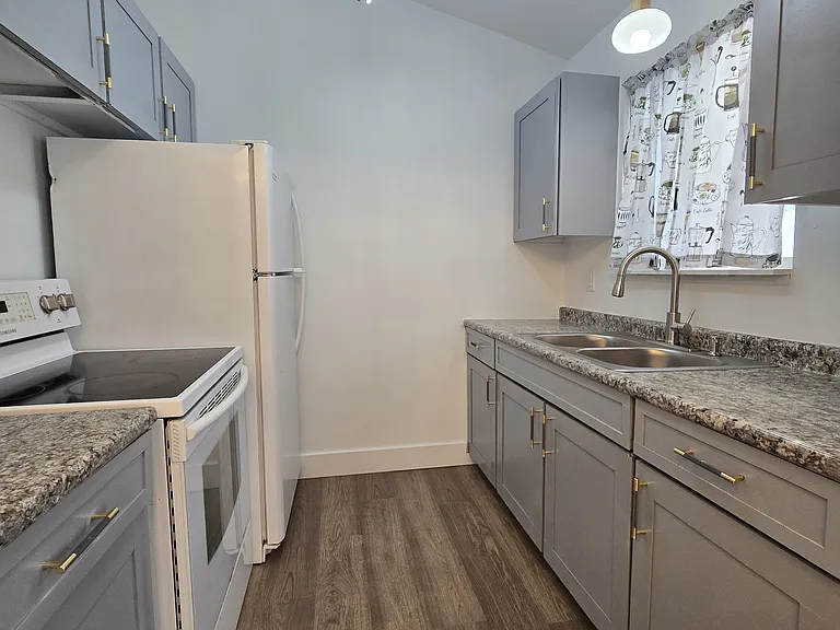 479 Zahn Dr #C — Photo 2
