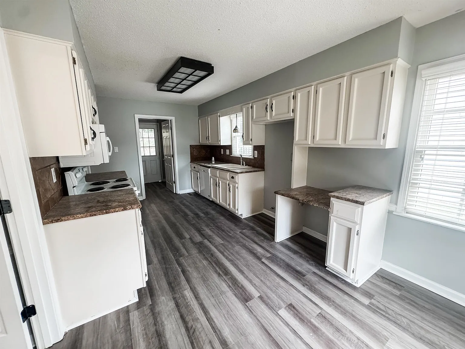 3 bed, 2.0 bath, 1617 sqft, $2,100 — Photo 2