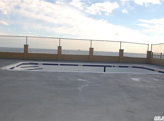 3rd image of 25 Franklin Blvd APT 2J