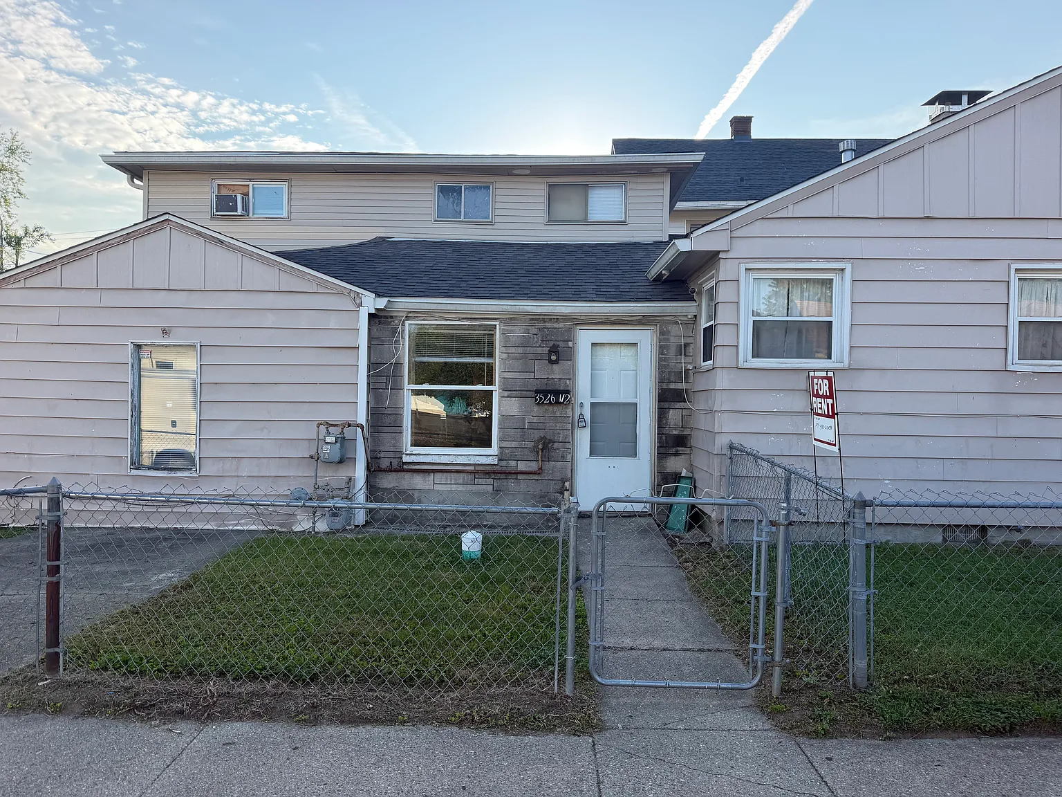 3 bed, 1600 sqft, $1,350 — Photo 1