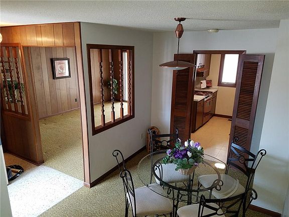 2nd image of 4 Britten Cir
