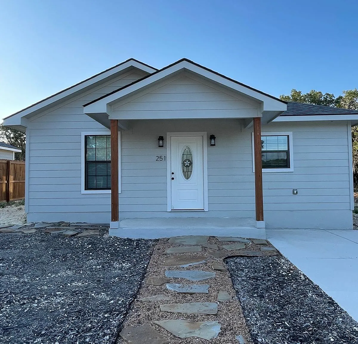 3 bed, 1300 sqft, $1,300 — Photo 1