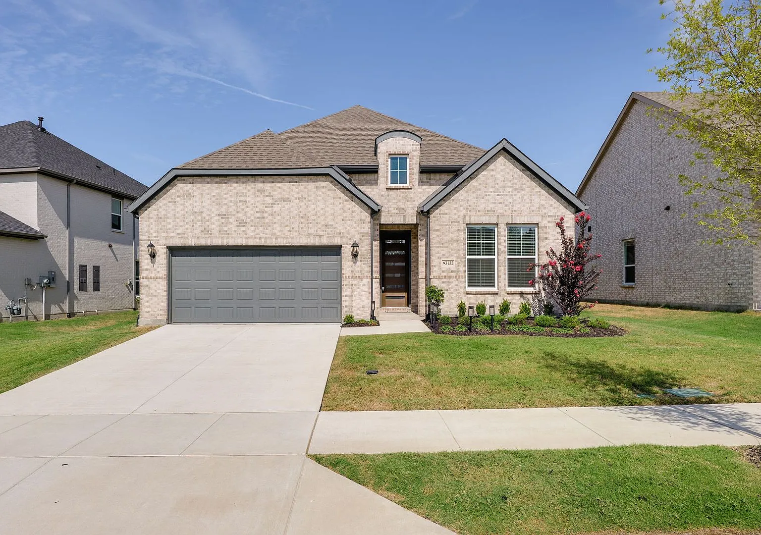 3-Bedroom 3-Bath Home in Painted Tree | Pool, Trails & Fireplace — Photo 1