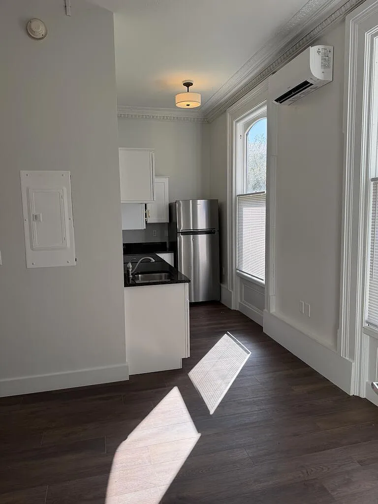 1 bed, 1.0 bath, 308 sqft, $900 — Photo 2