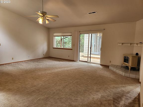 3rd image of 1393 Glenwood Dr