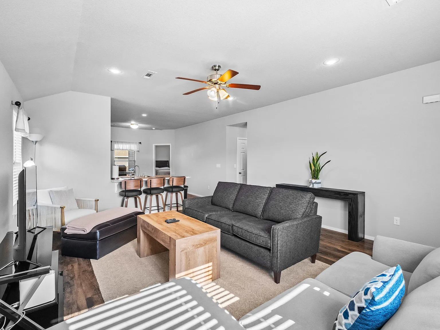 3 bed, 1426 sqft, $2,150 — Photo 3