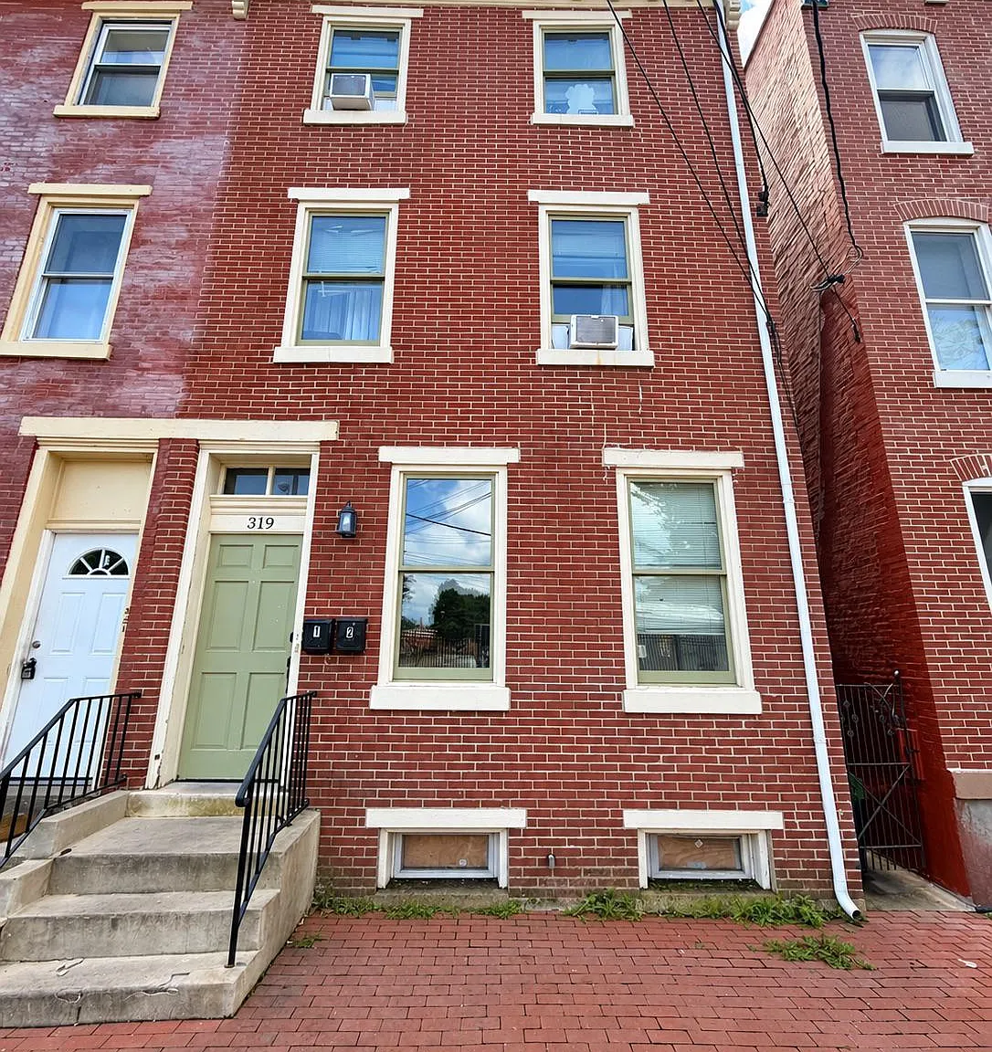 3 bed, 1.0 bath, 2448 sqft, $1,350 — Photo 1