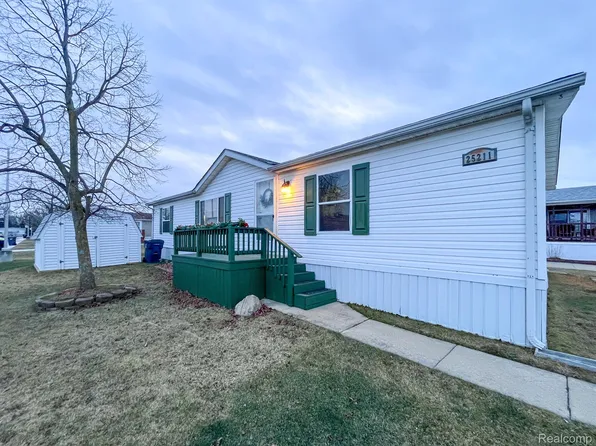 25211 Canyon Cir, Flat Rock, MI 48134