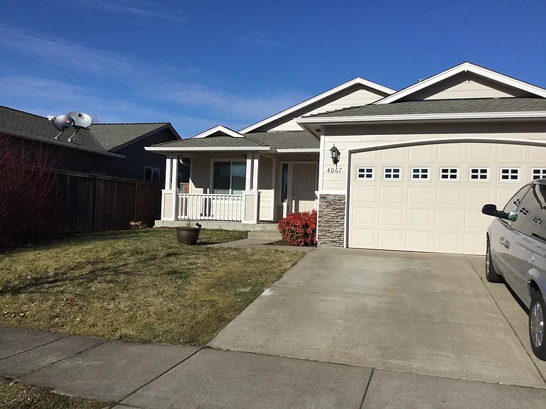 4067 Somerset Dr NE — Photo 2