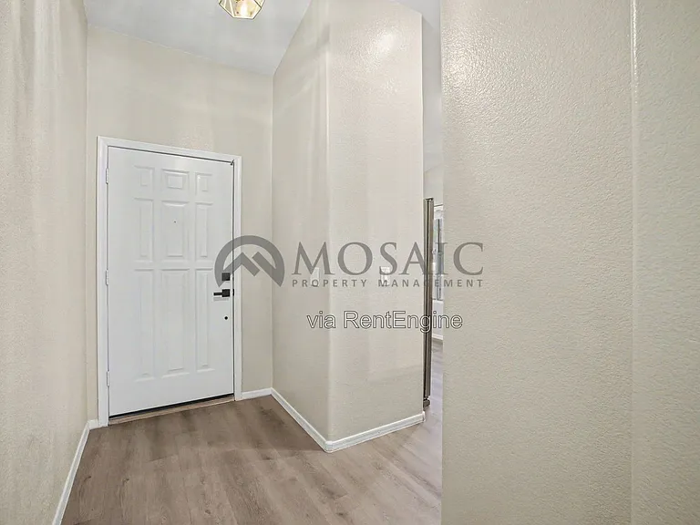 2033 E Willow Wick Rd — Photo 7