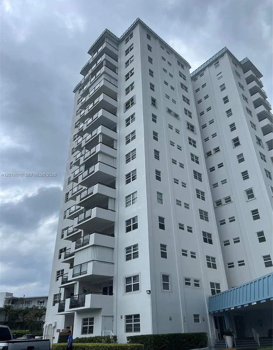Leisure Towers Condo — Photo 2