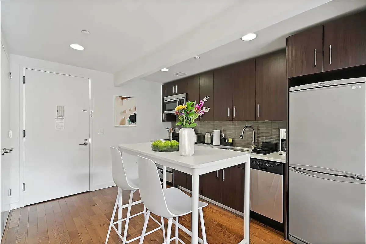 260 West 26th Street — Photo 4