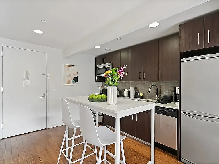 260 W 26th St #10B — Photo 6