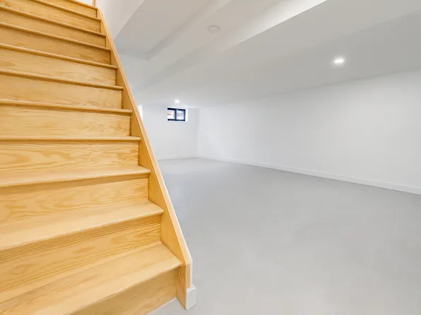 225-06 Mentone Avenue image 19 of 23