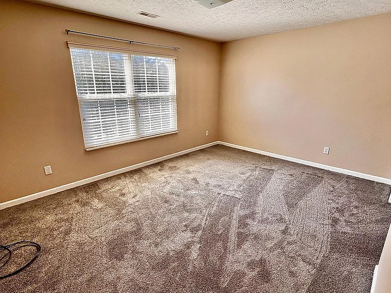 good size 2nd bedroom.