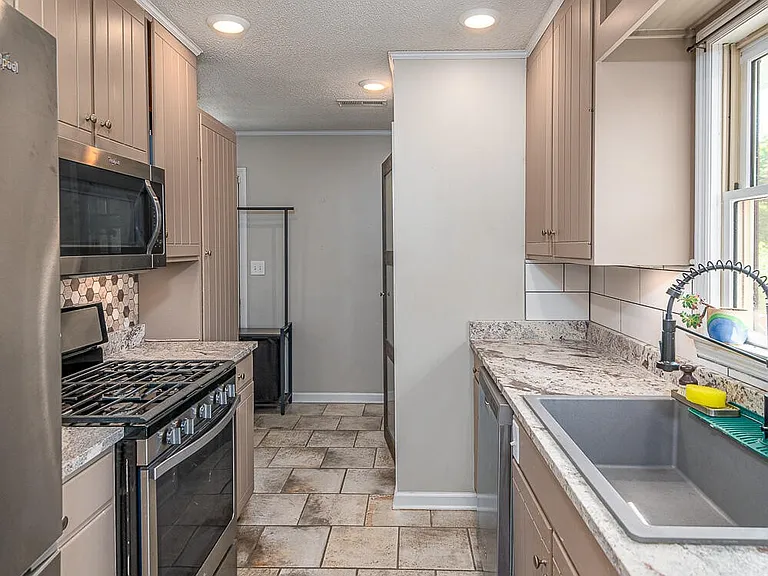 3902 Laird Ln — Photo 6