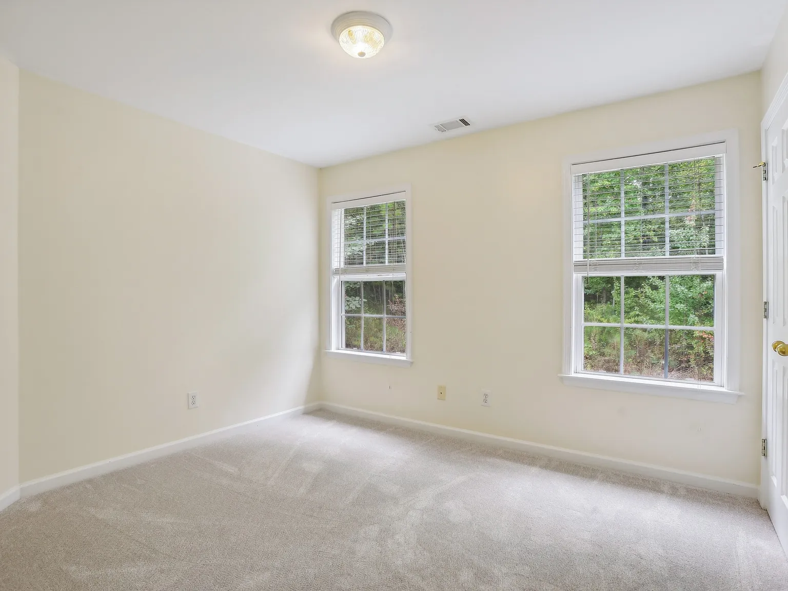 3 bed, 2.5 bath, 1983 sqft, $850 — Photo 2