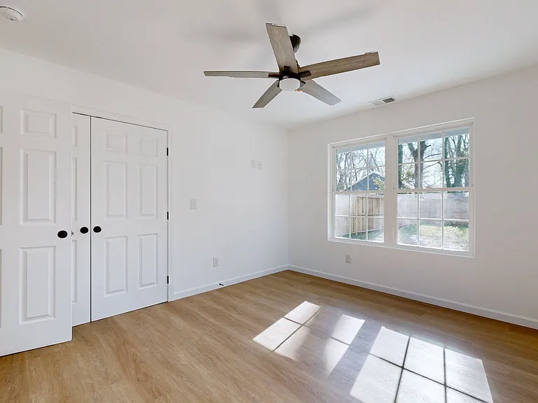 538 E State St — Photo 9