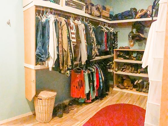Mast walk-in closet