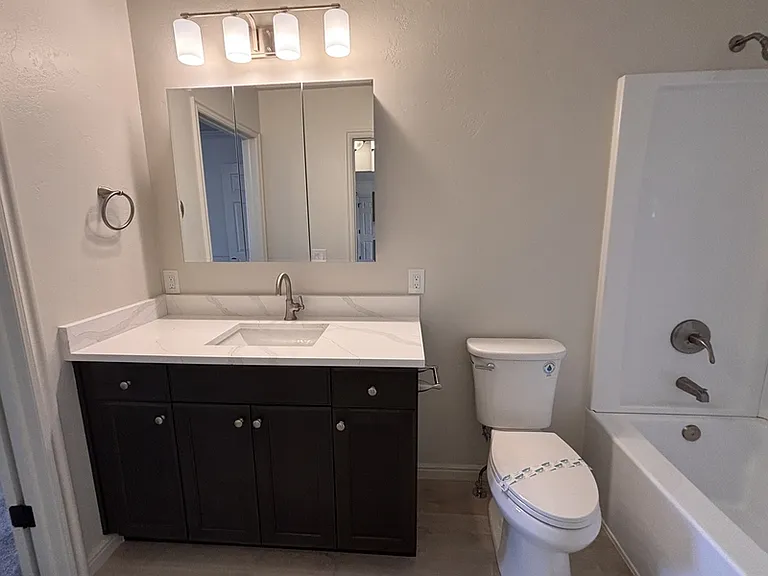 627 E 700 N — Photo 11
