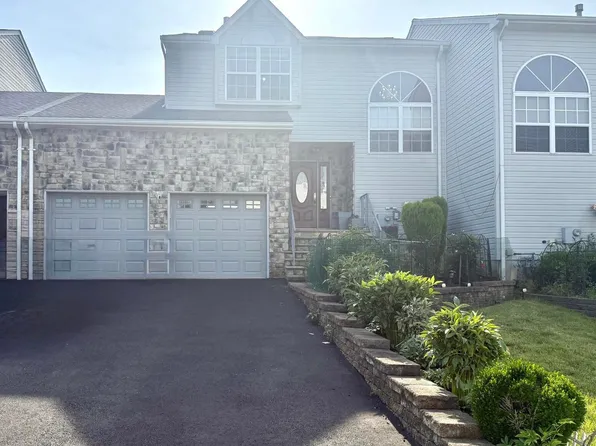 28 Skylark Ct, Marlboro, NJ 07746