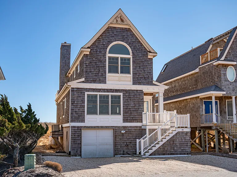 781 Dune Rd — Photo 1
