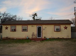 410 W Pecan Ave, Iowa Park, TX 76367
