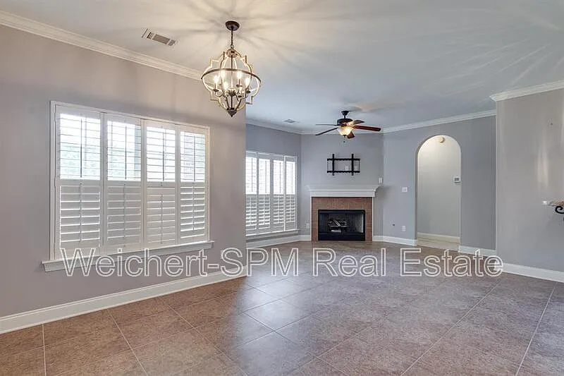 4 bed, 2.5 bath, 3296 sqft, $2,400 — Photo 3