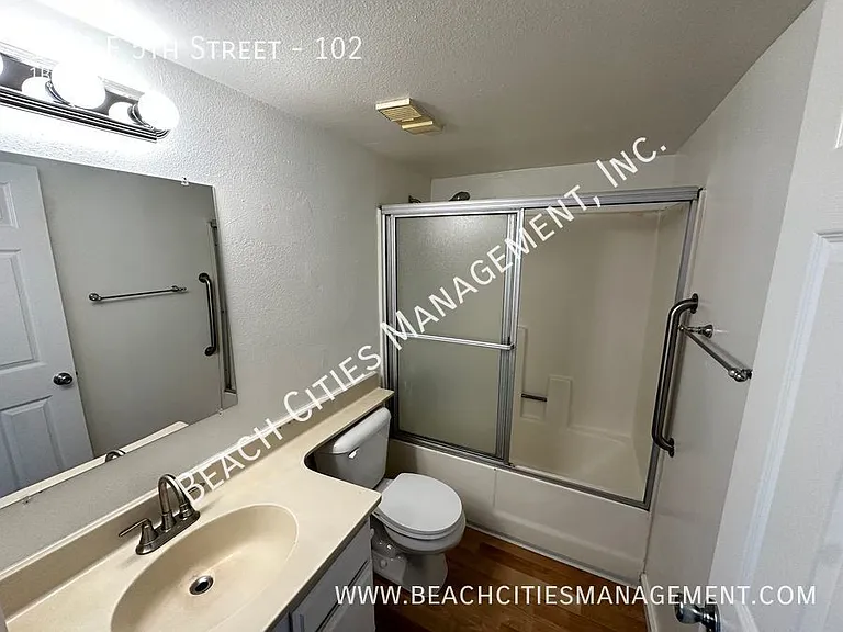 1043 E 5th St #102 — Photo 21