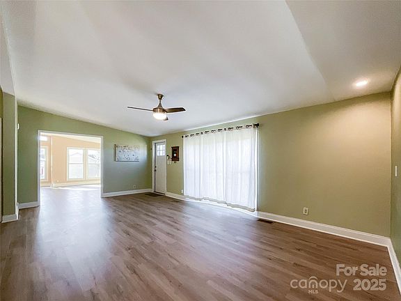 3rd image of 408 Cottonwood Cir