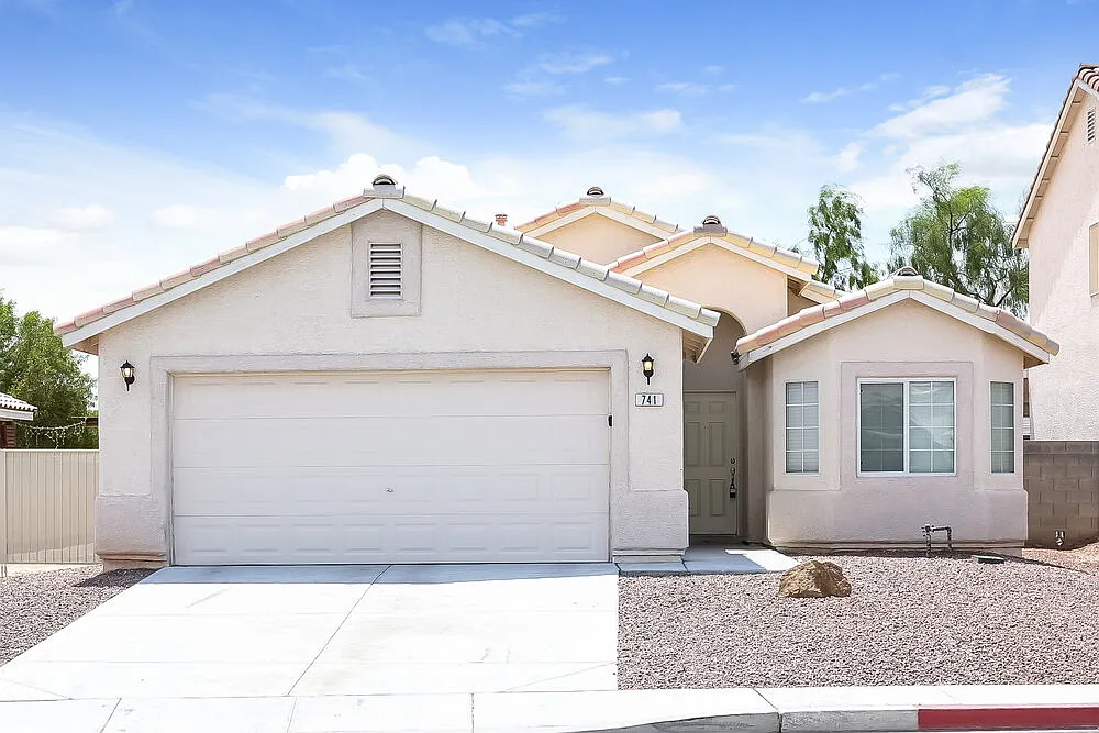 4 bed, 2.0 bath, 1606 sqft, $2,305 — Photo 1