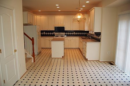 KITCHEN & BREAKFAST AREA