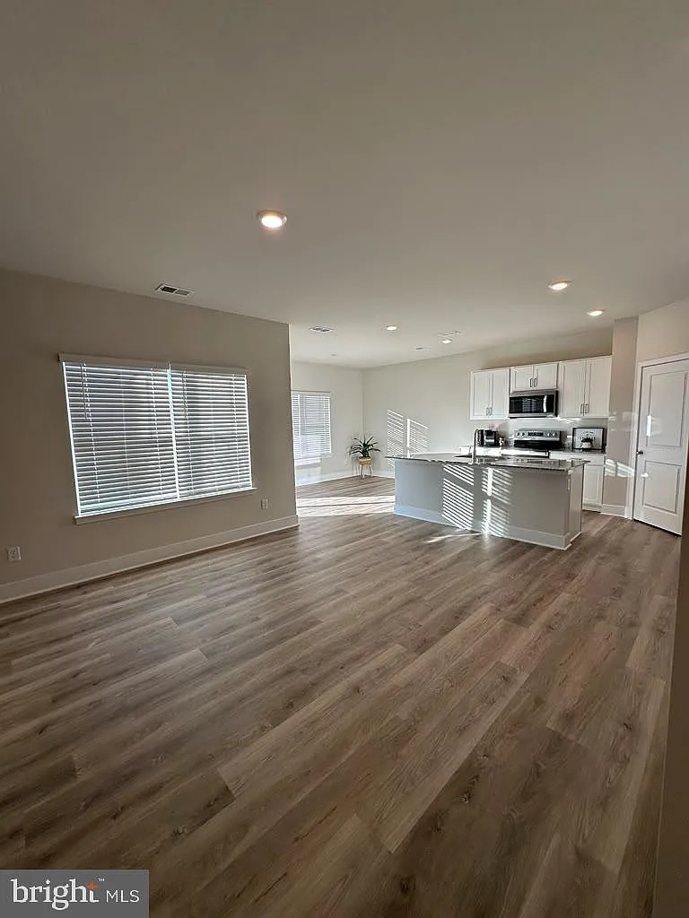 3 bed, 2.5 bath, 1637 sqft, $2,500 — Photo 4