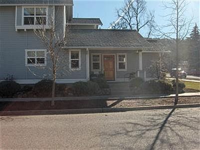 3rd image of 916 Blaine St