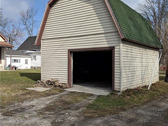 3rd image of 416 S Pleasant St