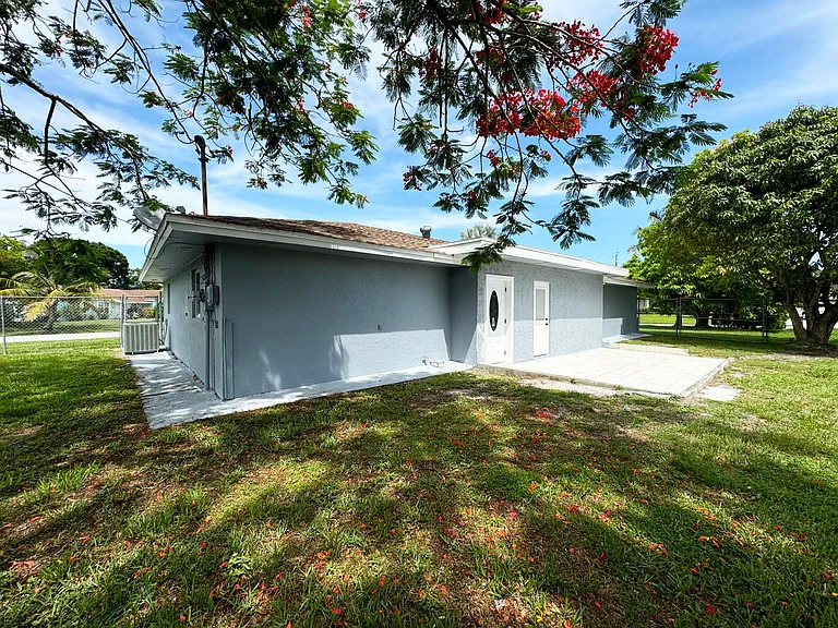 702 NE Lanfair St — Photo 2